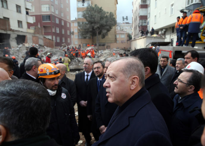 Erdoğan, 17 Kişinin Hayatını Kaybettiği Binanın Enkazında İnceleme Yaptı