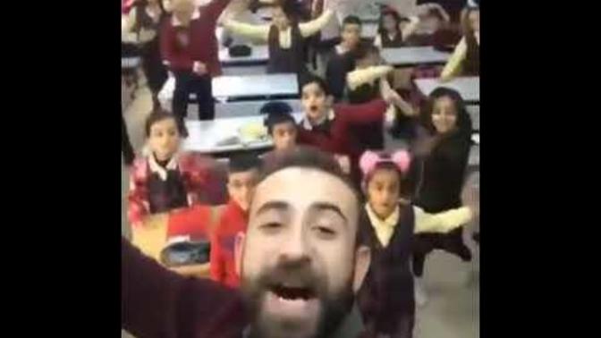 Öğretmen ve Öğrencilerden İbrahim Erkal Şarkısı (Sen Aldırma)