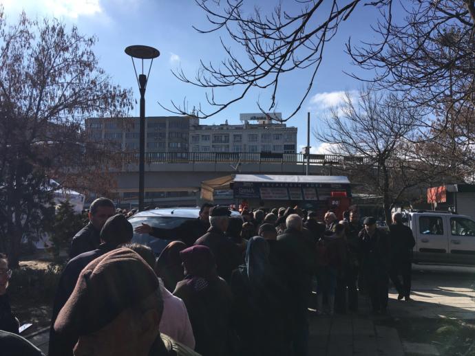 Tanzim Satış Noktalarında 1 KM Kuyruk Oluştu!
