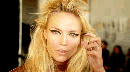 3. Kuyruklu bir eyeliner ile aşkınızın imzasını atın.