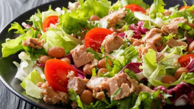 Sağlıklı Beslenmek İsteyenler İçin Ton Balıklı Salata