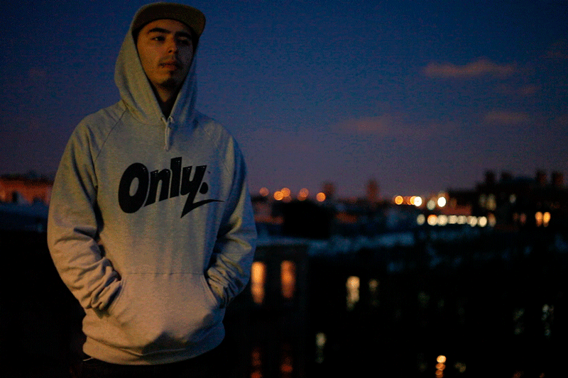 Bizi resmiyetten kurtaracak şık bir Converse sweatshirt harika olacak!