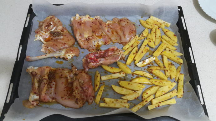 Fırında Kızarmış Özel Soslu Tavuklu Patates Yapımı