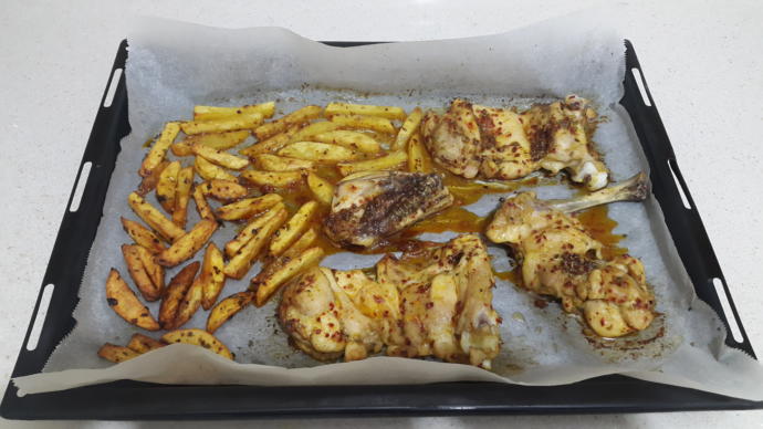 Fırında Kızarmış Özel Soslu Tavuklu Patates Yapımı