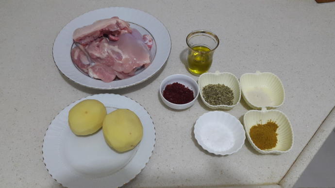 Fırında Kızarmış Özel Soslu Tavuklu Patates Yapımı