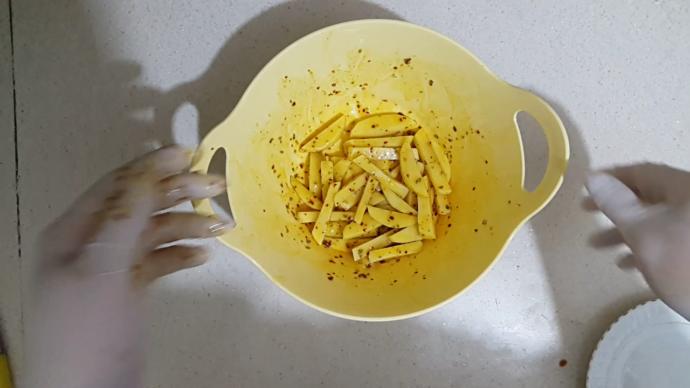 Fırında Kızarmış Özel Soslu Tavuklu Patates Yapımı