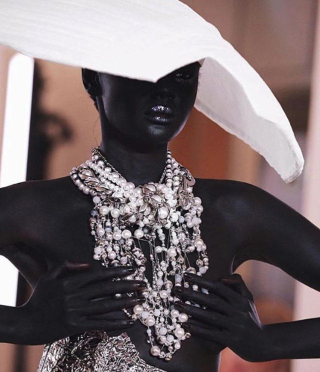 Siyahın En Güzel Hali: Zorbalığa ve Ayrımcılığa Savaş Açan Sudanlı Top Model Göz Kamaştırıyor