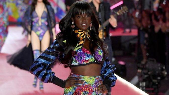 Siyahın En Güzel Hali: Zorbalığa ve Ayrımcılığa Savaş Açan Sudanlı Top Model Göz Kamaştırıyor