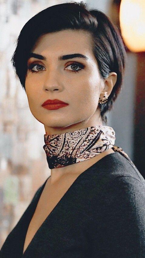 Rujum Şekil Önümden Çekil: Kırmızı Ruju Adeta İmzası Gibi Taşıyan Güzel Ünlüler!