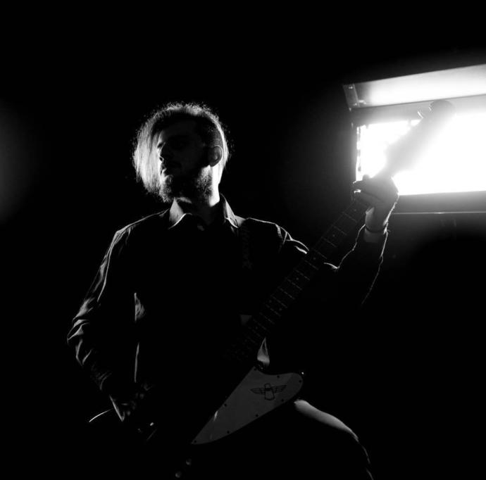Kriz Masası Grubunun Gitaristi Ekrem Köksal ile Hoş Bir Söyleşi