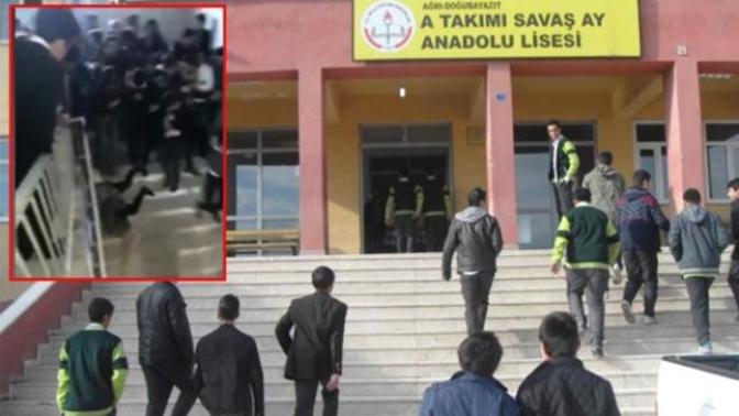 50 Öğrenci Birbirine Girdi, Kadın Müdür Yardımcısı Merdivenlerden Yuvarlandı!