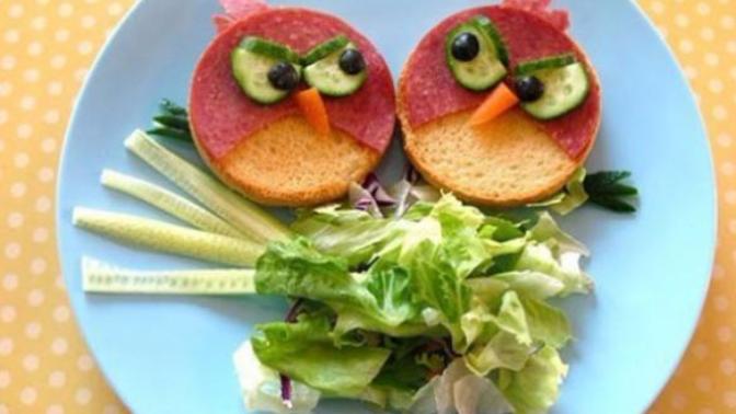 İştahsız Çocuklara Yemek Yedirebilmek İçin Yiyeceklerle Uygulayabileceğiniz Basit Tabak Süsleme Yöntemleri