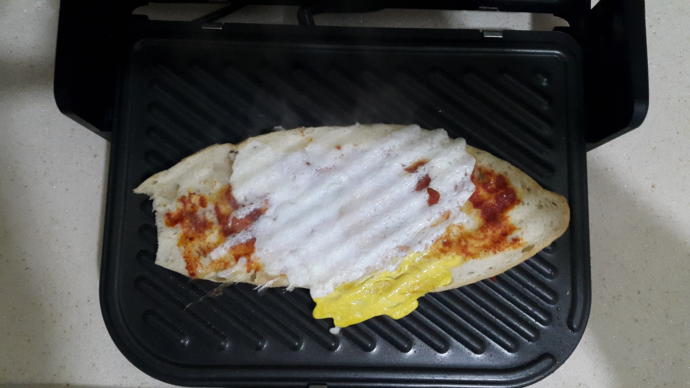 Kavurmalı Kaşarlı ve Yumurtalı Tost Yapımı
