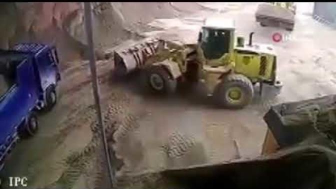 Kepçeyle Kadını Kum Diye Yükledi! Akılalmaz Kaza