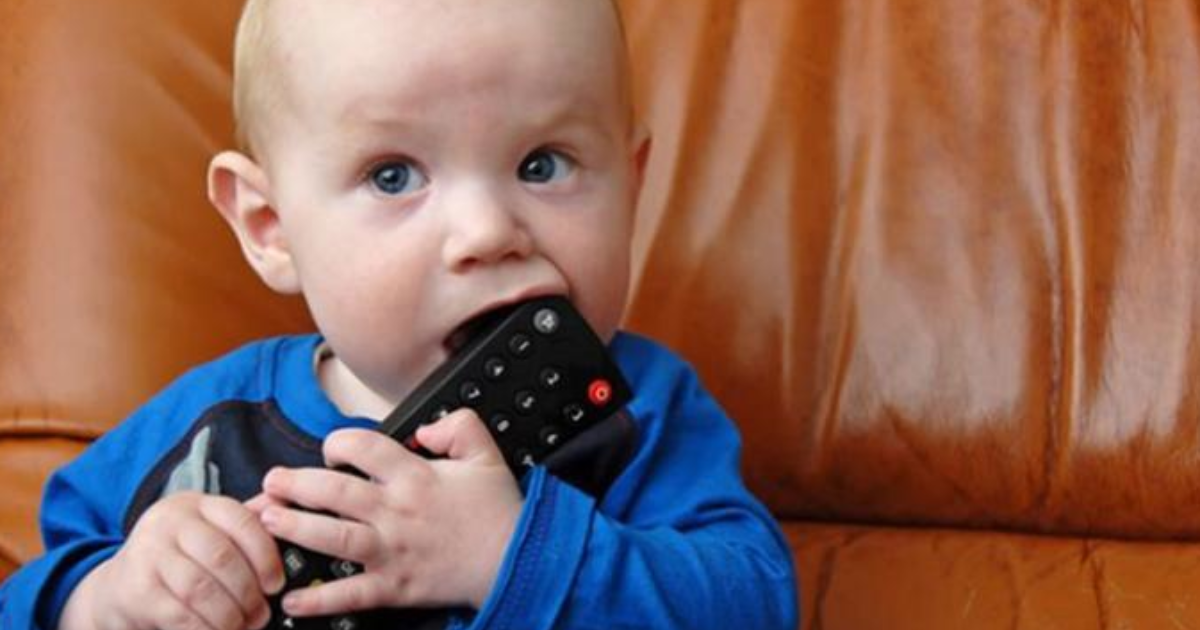 Ребенка не берут в игру. Воровство детей. Ребенка не берут в игру. Младенец грызет. Игрушки для детей.