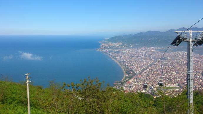 Bir İnci Gerdanlıktır Karadeniz'e Dizilmiş, Yaşamdır, Aşktır