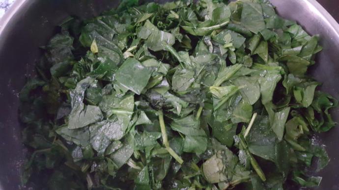 Vitamin ve Mineral Zengini Bir Yemek: Fırında Kaşarlı Yumurtalı Ispanak
