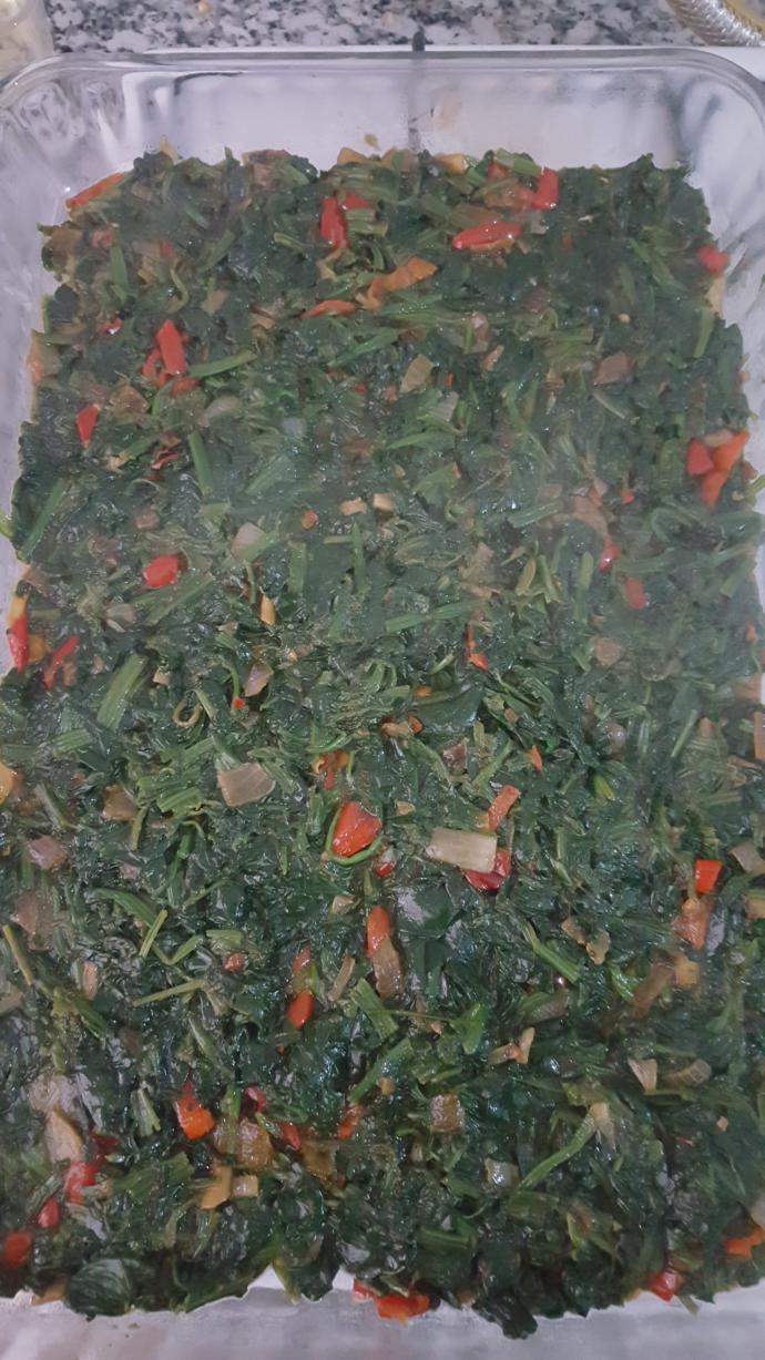 Vitamin ve Mineral Zengini Bir Yemek: Fırında Kaşarlı Yumurtalı Ispanak