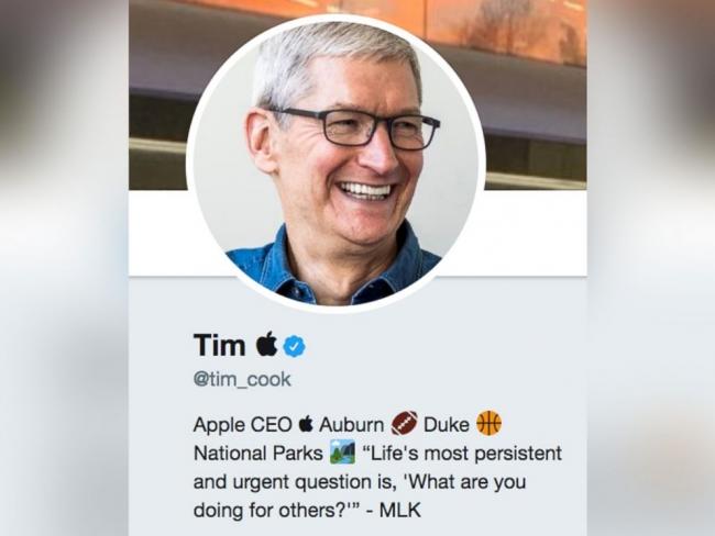 Apple'ın CEO'su Tim Cook, Trump'ın Gafından Sonra Soyadının Yerine Apple Logosu Koydu