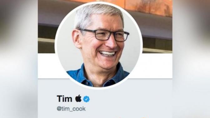 Apple'ın CEO'su Tim Cook, Trump'ın Gafından Sonra Soyadının Yerine Apple Logosu Koydu