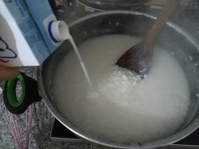 Sütlü Tatlı Sevenleri Buraya Alalım: Limon Aromalı Geleneksel Sütlaç Tarifi