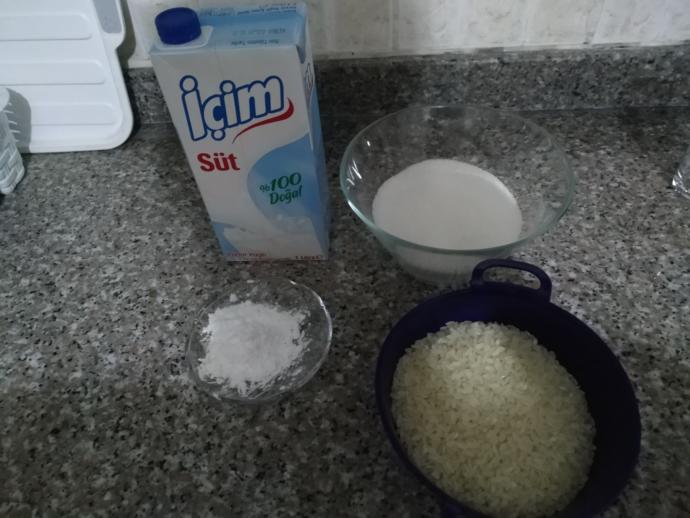 Sütlü Tatlı Sevenleri Buraya Alalım: Limon Aromalı Geleneksel Sütlaç Tarifi