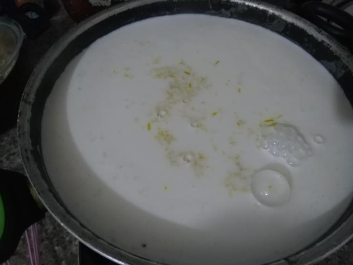 Sütlü Tatlı Sevenleri Buraya Alalım: Limon Aromalı Geleneksel Sütlaç Tarifi