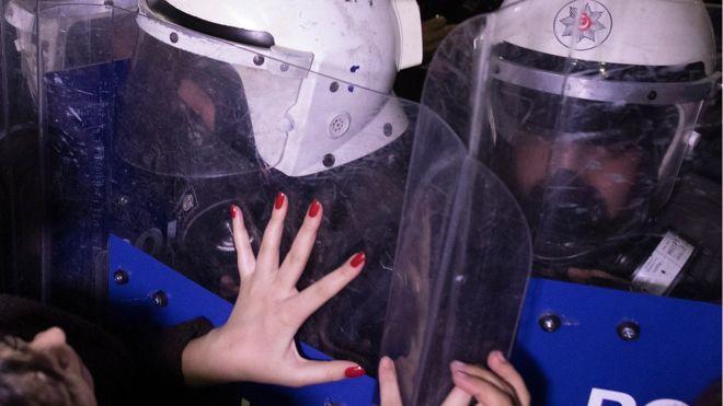 İstiklal'de Kadınlara Gazlı Müdahale