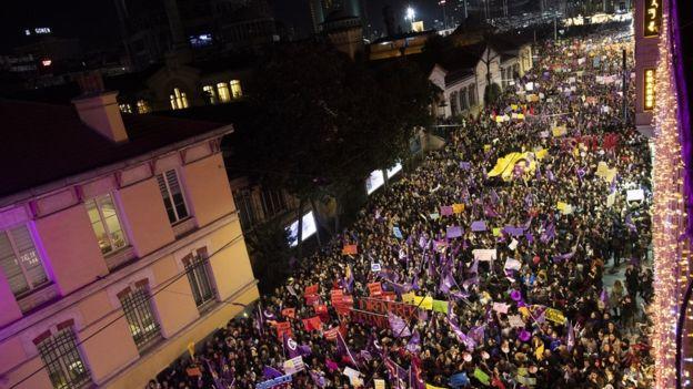 İstiklal'de Kadınlara Gazlı Müdahale