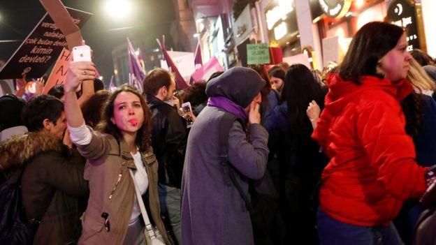İstiklal'de Kadınlara Gazlı Müdahale