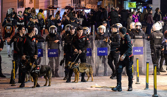 İstiklal'de Kadınlara Gazlı Müdahale