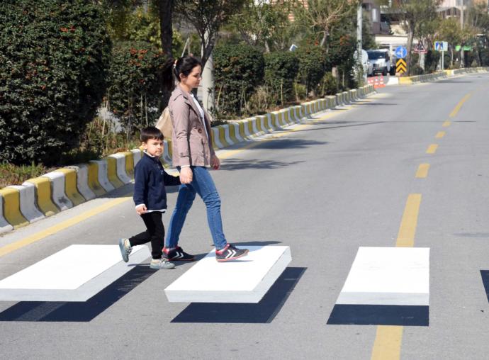 Türkiye'de İlk Defa Uygulanan 3 Boyutlu Yaya Geçitleri Hizmete Açıldı (Foto Haber)