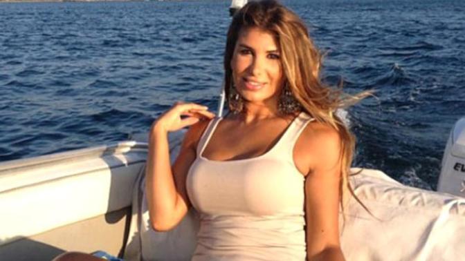 Şarkıcı Hatice Defilede Yaptığı Hareketle Büyük Tepki Topladı
