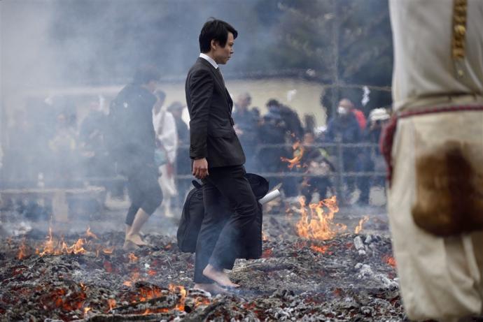 Kirlenen Ruhların Temizlenmesi İçin Yalın Ayakla Ateşte Yürüyorlar (Foto Galeri)