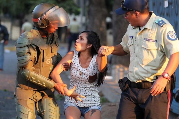 Venezuela'da Marketler Yağmalanmaya Başladı (Foto Haber)