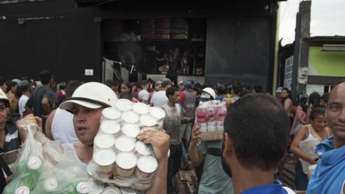 Venezuela'da Marketler Yağmalanmaya Başladı (Foto Haber)