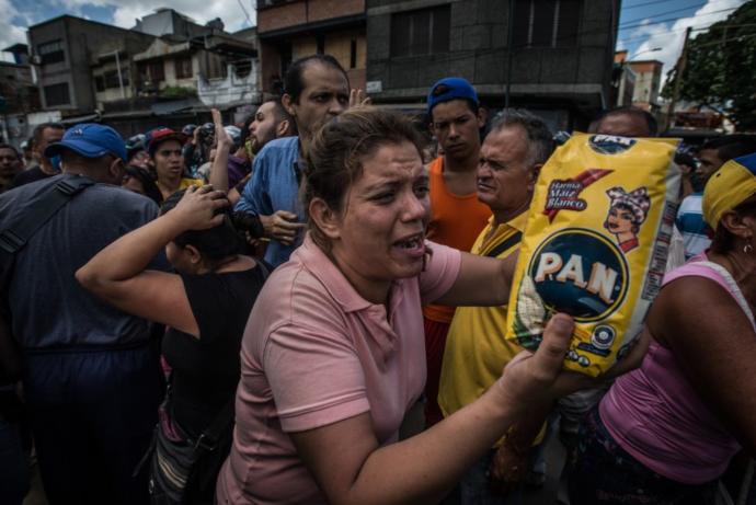 Venezuela'da Marketler Yağmalanmaya Başladı (Foto Haber)