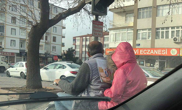 Bu Nasıl Sorumsuzluk?! (Motosiklet Üzerinde Kasksız ve Kitap Okurken Görüntülendi)
