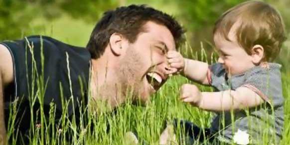 Bir Çocuğun En Huzurlu Olduğu Yer: Baba Kucağı!
