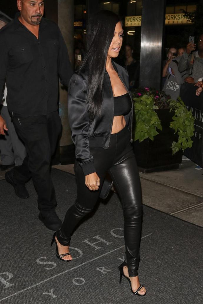 Kardashian Ailesinin En Arka Planda Kalanı Kourtney Kardashian'ın Stil Evrimi!