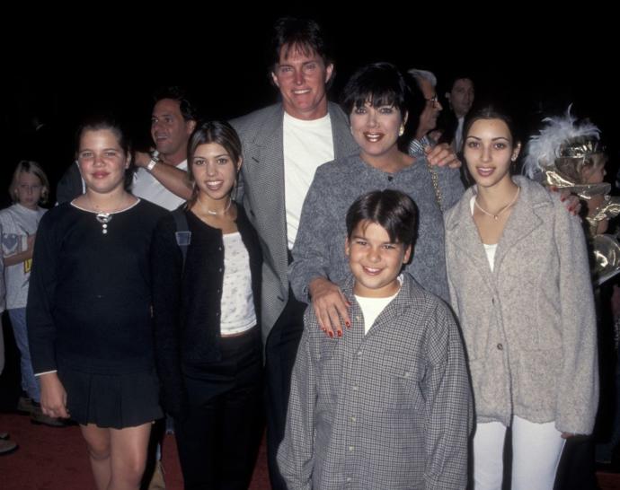 Kardashian Ailesinin En Arka Planda Kalanı Kourtney Kardashian'ın Stil Evrimi!