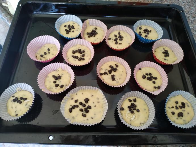 Sadece 5 TL'ye 2 Dakikada Hazırlayabileceğiniz, Tadı Enfes Görünüşü Mükemmel Damla Çikolatalı Muffin Kekler