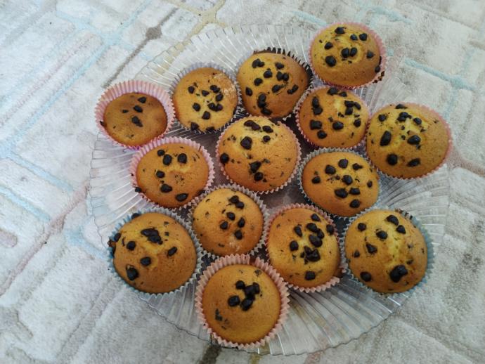 Sadece 5 TL'ye 2 Dakikada Hazırlayabileceğiniz, Tadı Enfes Görünüşü Mükemmel Damla Çikolatalı Muffin Kekler