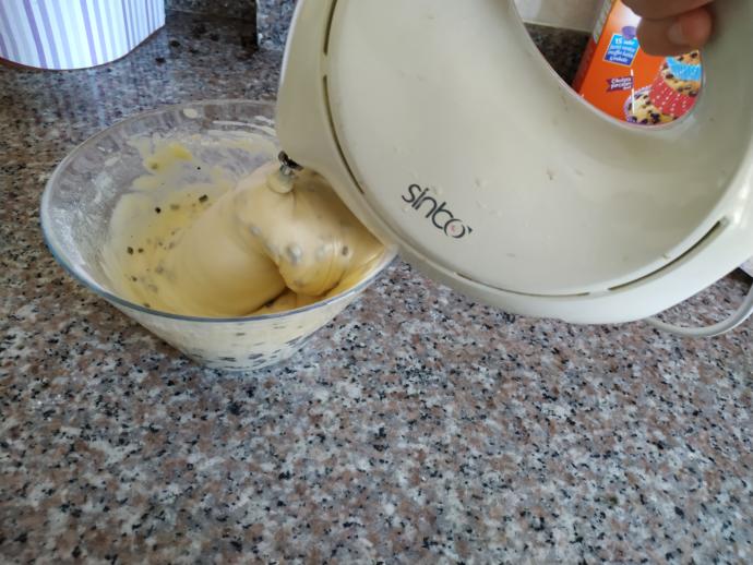Sadece 5 TL'ye 2 Dakikada Hazırlayabileceğiniz, Tadı Enfes Görünüşü Mükemmel Damla Çikolatalı Muffin Kekler