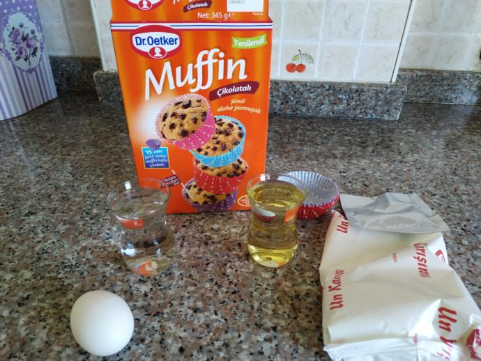 Sadece 5 TL'ye 2 Dakikada Hazırlayabileceğiniz, Tadı Enfes Görünüşü Mükemmel Damla Çikolatalı Muffin Kekler