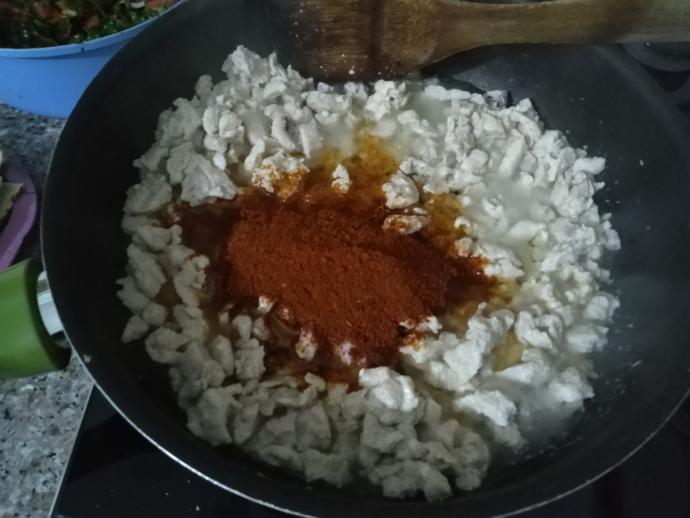 Mersinli Emira'nın Mutfağından Mersin'in Meşhur Yemeği Olan Yoğurtlu Tavuk Tantuni Tarifi