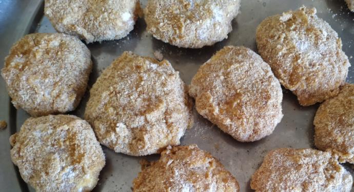 Çocukların ve Gençlerin Ketçapla Birlikte Severek Yiyeceği Çıtır Çıtır Baharatlı Nugget Tarifi