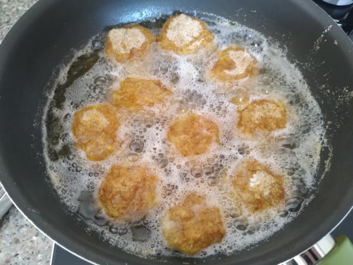 Çocukların ve Gençlerin Ketçapla Birlikte Severek Yiyeceği Çıtır Çıtır Baharatlı Nugget Tarifi