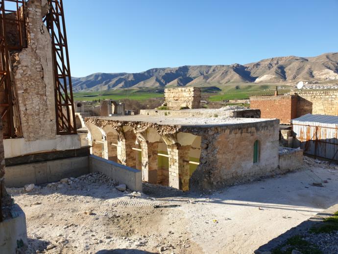 Taşları sökülen cami kalıntıları
