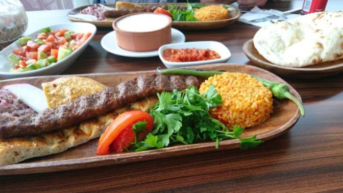 Kocaeli'de Köyün Kıyısında Kalmış Bir Kebapçı 